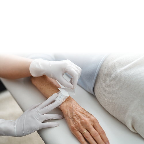 Profissional de saúde a colocar Leukomed® skin sensitive, um penso profissional frequentemente utilizado, na ferida do braço de um doente. Profissional de saúde a colocar Leukomed® skin sensitive, um penso profissional frequentemente utilizado, na ferida do braço de um doente.